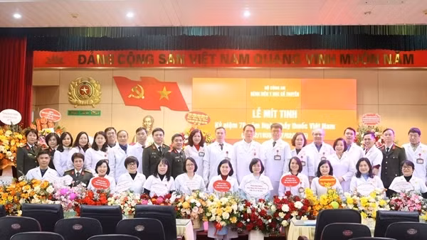 4 cán bộ Bệnh viện Y học cổ truyền Bộ Công an được tặng danh hiệu Thầy thuốc Nhân dân và Thầy thuốc Ưu tú