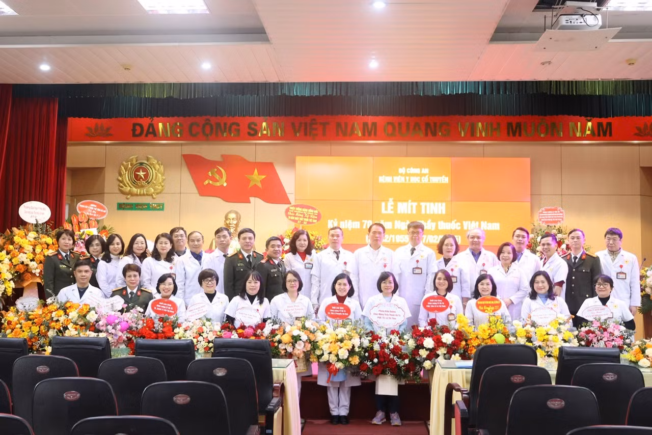 4 cán bộ Bệnh viện Y học cổ truyền Bộ Công an được tặng danh hiệu Thầy thuốc nhân dân và Thầy thuốc Ưu tú -0