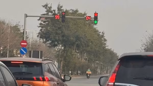 Không xử lý vi phạm nếu đèn giao thông bị lỗi và nhường đường cho xe ưu tiên