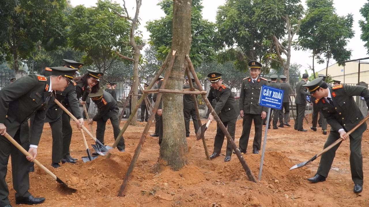 Lãnh đạo, cán bộ chiến sĩ các đơn vị phát động Tết trồng cây vì một Việt Nam xanh -0