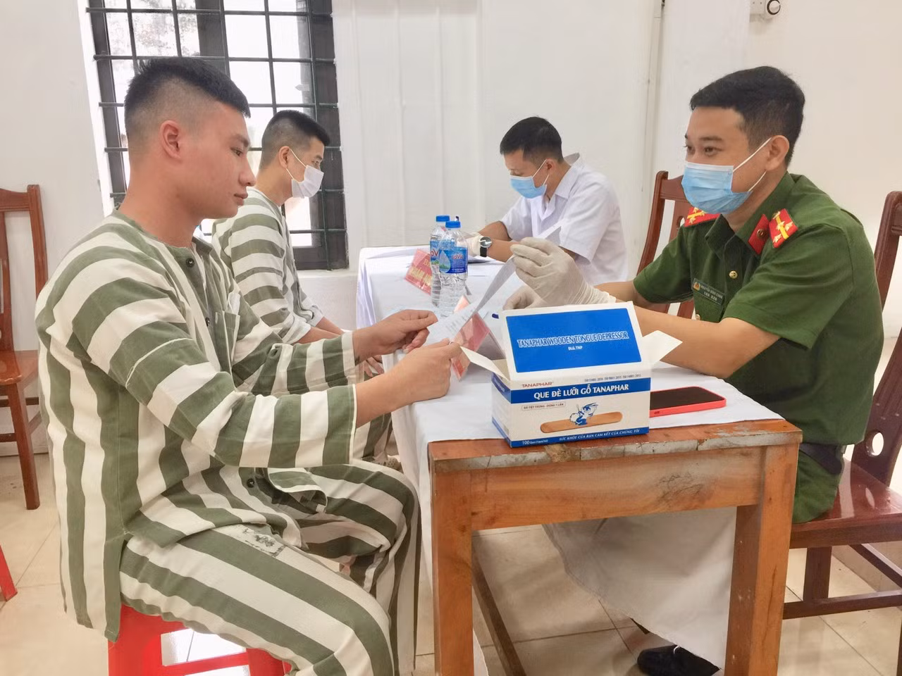 Cán bộ y tế trại giam - sợi dây nối giữ tình người -0