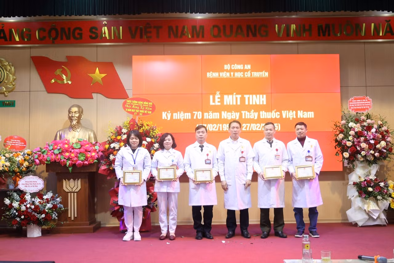 4 cán bộ Bệnh viện Y học cổ truyền Bộ Công an được tặng danh hiệu Thầy thuốc nhân dân và Thầy thuốc Ưu tú -0