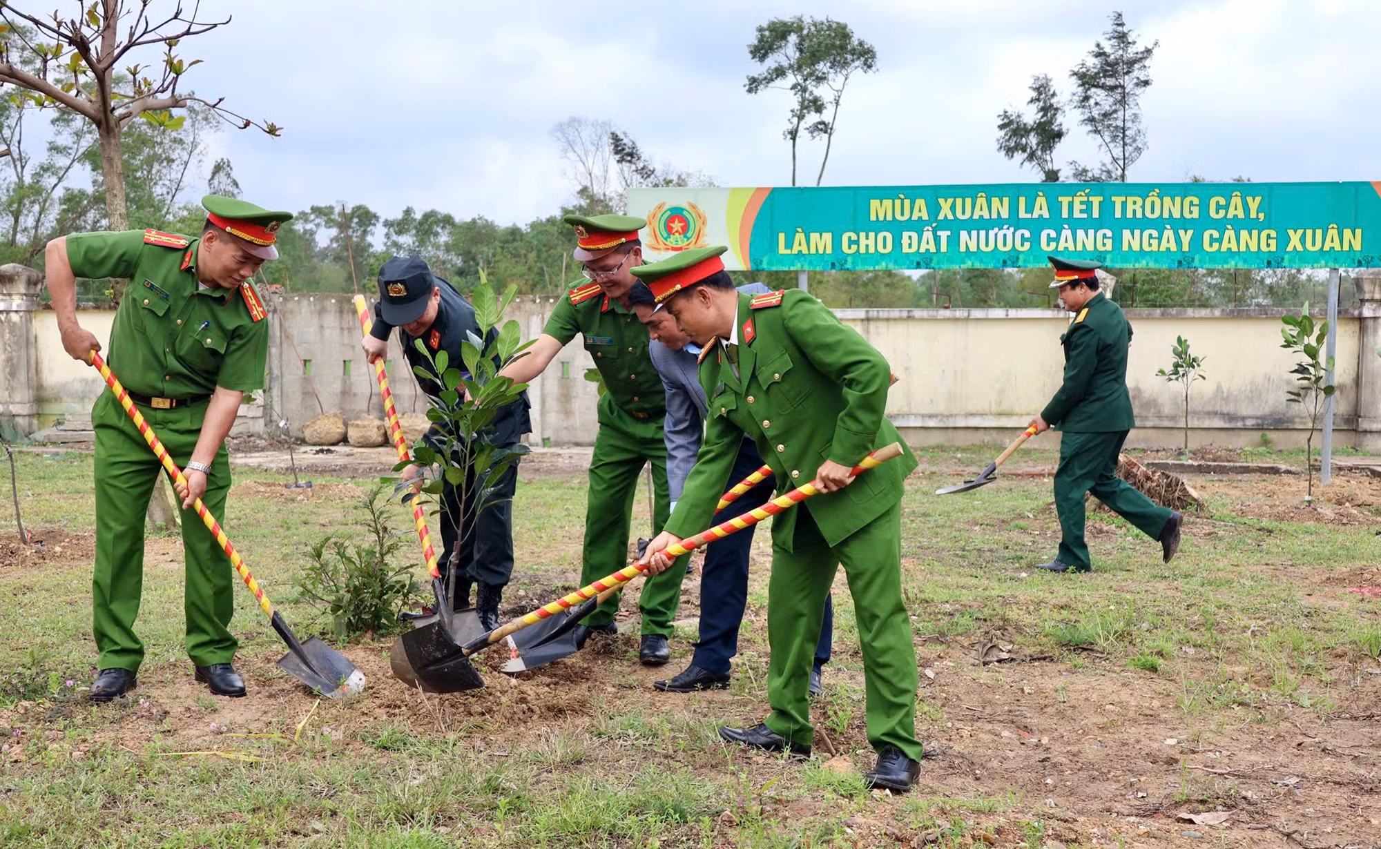 Khai giảng khóa huấn luyện cho hơn 2.300 chiến sĩ mới tại Trung Bộ -0