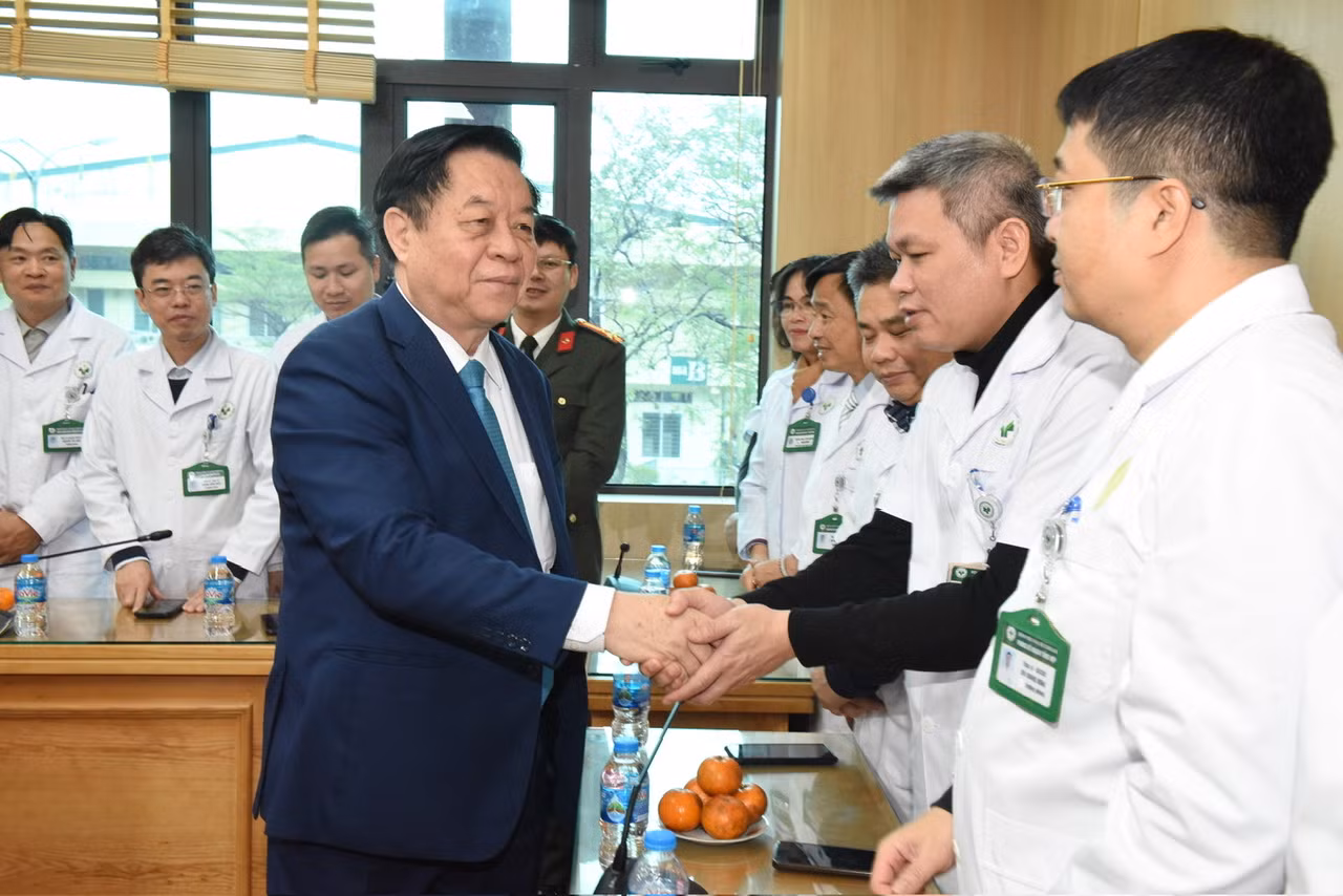 Đồng chí Nguyễn Trọng Nghĩa thăm, chúc mừng Bệnh viện 19-8 nhân kỷ niệm 70 năm ngày Thày thuốc Việt Nam -0