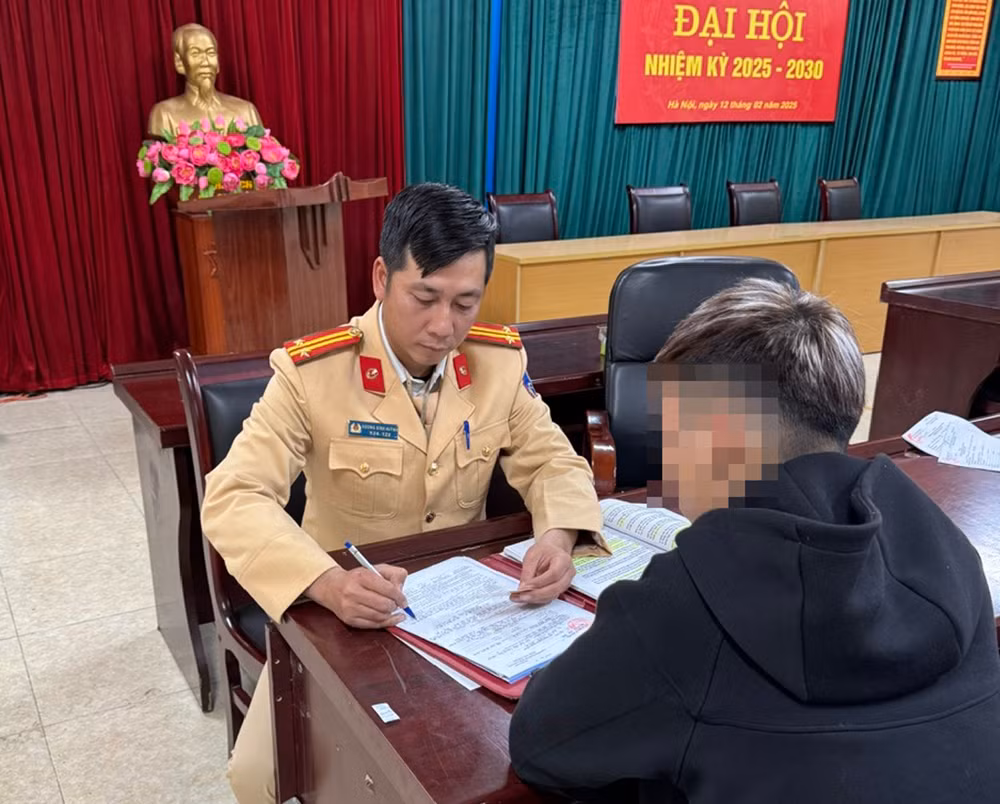 “Yêng hùng” bốc đầu xe máy bị người dân báo CSGT xử phạt -0