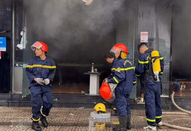 Cháy lớn ở cửa hàng điện thoại lớn nhất ở trung tâm thành phố Đồng Hơi -0