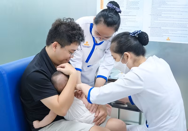 Trẻ em Việt Nam sẽ được tiêm vaccine phòng bệnh tay chân miệng -0