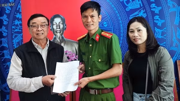 Công an phường trao trả hơn 100 triệu đồng cho người dân bị đánh rơi