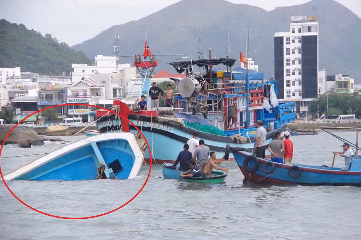  Nỗ lực tìm kiếm hai ngư dân mất tích ở cửa sông Cái Nha Trang -1