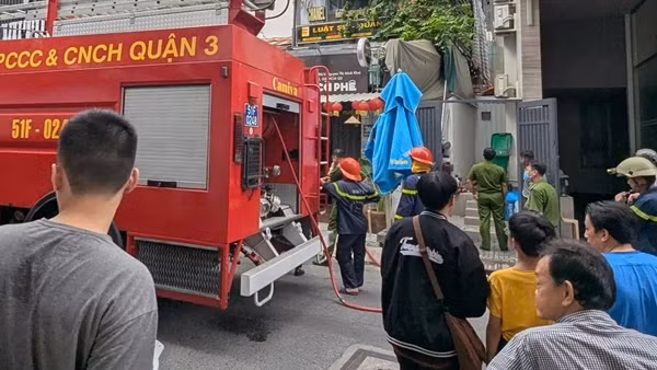 Cứu bé trai 10 tuổi thoát khỏi vụ cháy căn nhà trong hẻm
