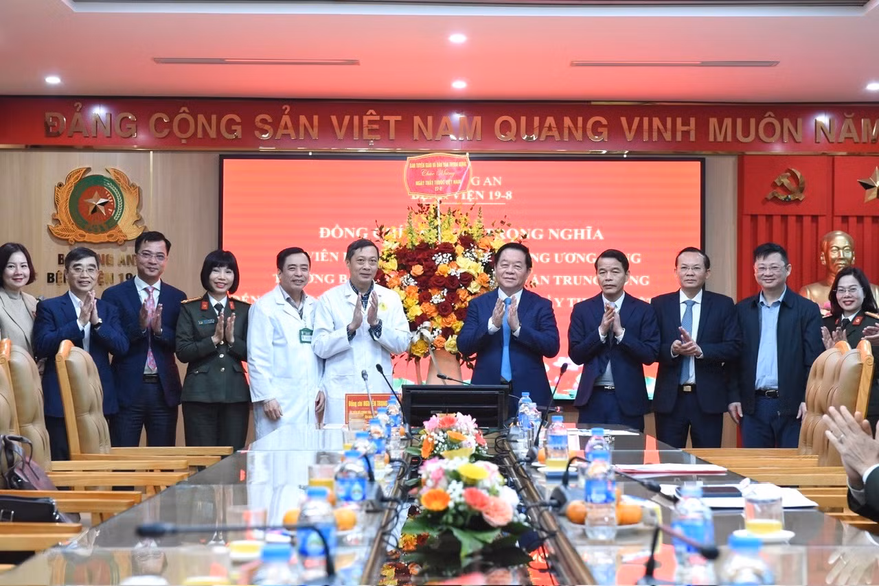 Đồng chí Nguyễn Trọng Nghĩa thăm, chúc mừng Bệnh viện 19-8 nhân kỷ niệm 70 năm ngày Thày thuốc Việt Nam -0
