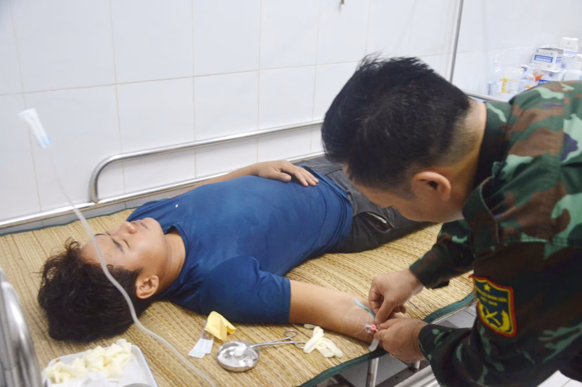 Bệnh xá đảo Song Tử Tây cấp cứu 6 ngư dân Quảng Ngãi ngộ độc cá biển -0