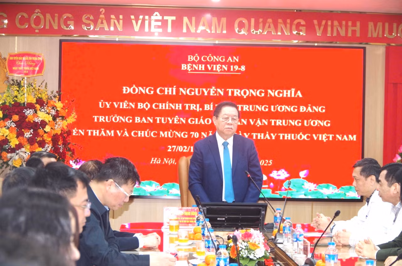 Đồng chí Nguyễn Trọng Nghĩa thăm, chúc mừng Bệnh viện 19-8 nhân kỷ niệm 70 năm ngày Thày thuốc Việt Nam -0