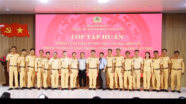 Tập huấn nhiệm vụ sát hạch viên cho CSGT