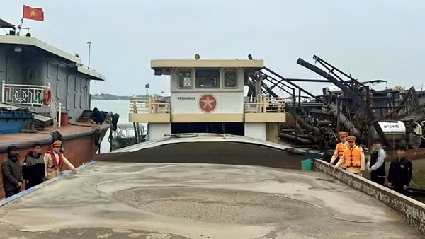 Hai tàu "cát tặc" đang miệt mài hút trộm thì bị bắt giữ