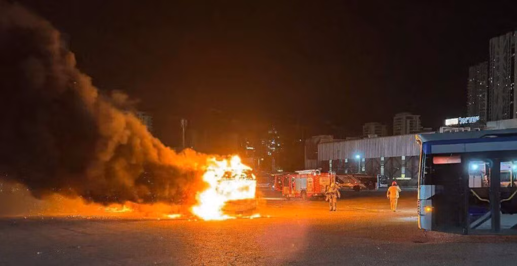 Ít nhất ba xe buýt bất ngờ phát nổ tại Israel, nghi bị gắn bom hẹn giờ -0
