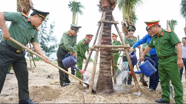 Công an Đà Nẵng hưởng ứng phong trào “Tết trồng cây đời đời nhớ ơn Bác Hồ”