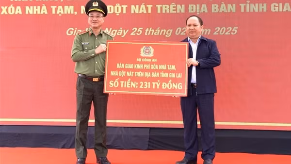 Trao tặng nhà mẫu và bàn giao kinh phí xây nhà cho hộ nghèo tại Gia Lai