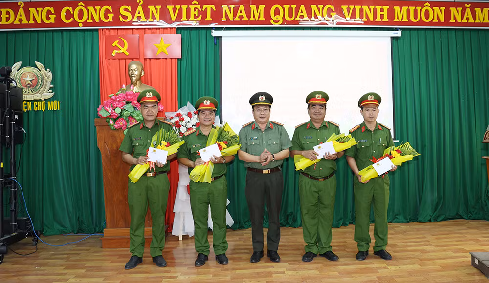 Trao thưởng các tập thể điều tra, khám phá nhanh vụ “Giết người, cướp tài sản” tại An Giang -0