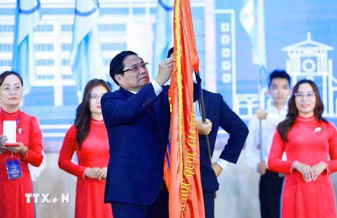 Thủ tướng Phạm Minh Chính trao Huân chương Lao động hạng Nhất của Chủ tịch nước tặng Đại học Quốc gia TP Hồ Chí Minh. (Ảnh: Dương Giang/TTXVN)