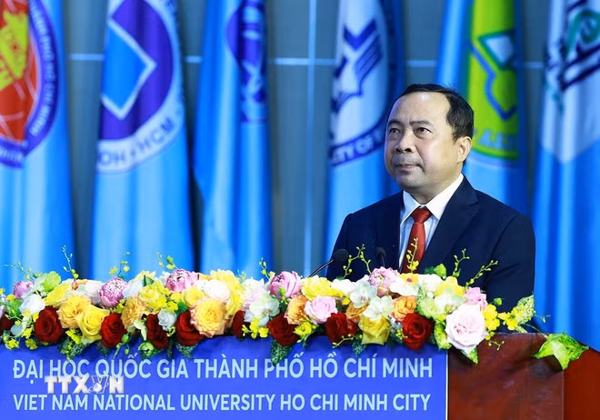 Phó Giáo sư, Tiến sĩ Vũ Hải Quân, Giám đốc Đại học Quốc gia TP Hồ Chí Minh, trình bày diễn văn kỷ niệm. (Ảnh: Dương Giang/TTXVN)