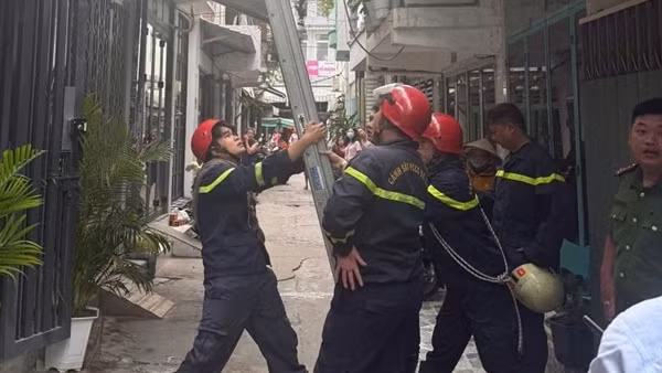 Cảnh sát mất hơn 1 giờ thuyết phục cô gái bỏ ý định nhảy lầu