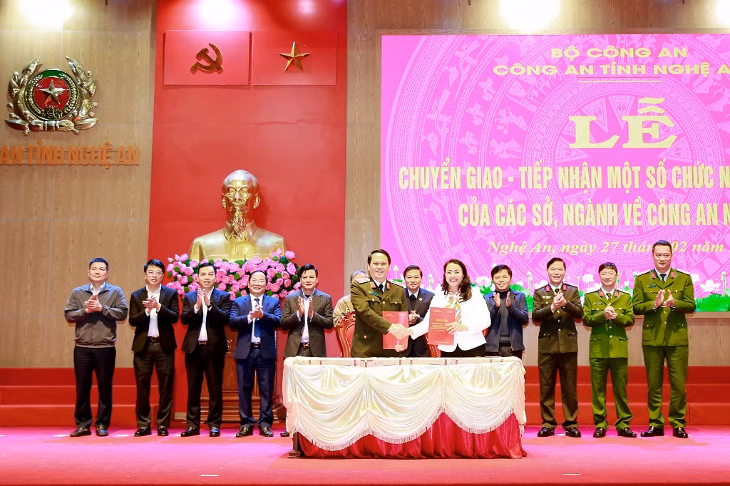 Nghệ An: Tổ chức lễ chuyển giao, tiếp nhận một số chức năng, nhiệm vụ của các sở, ngành về Công an tỉnh -0