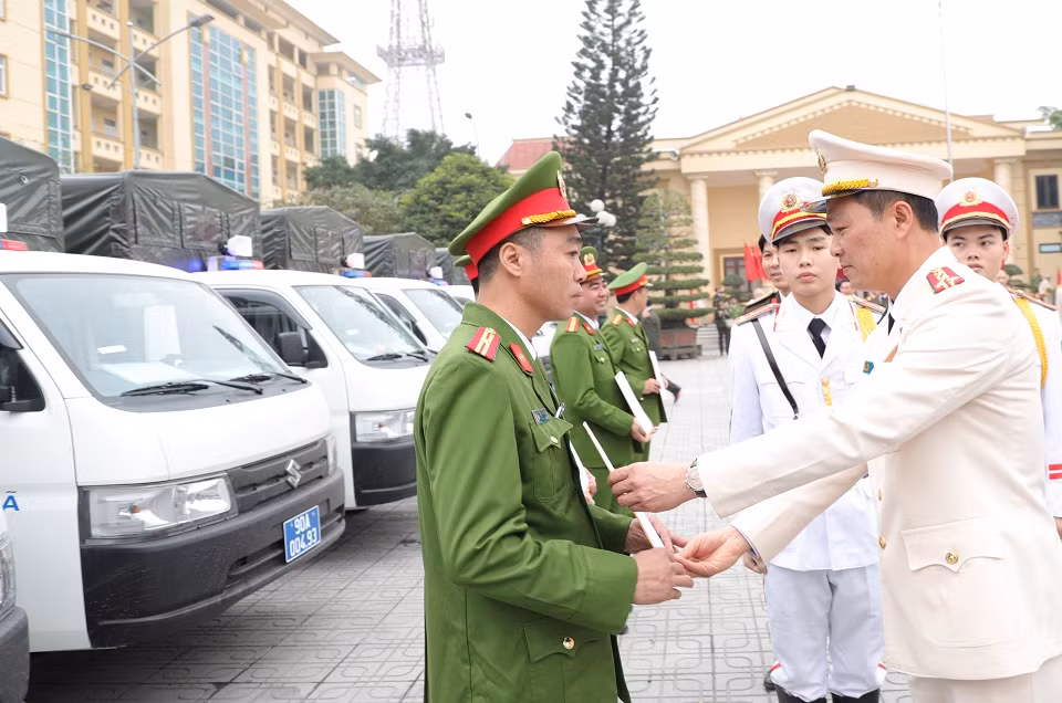 Toàn bộ 98 Công an cấp xã của tỉnh Hà Nam đã được Bộ Công an trang cấp ô tô chuyên dụng -0