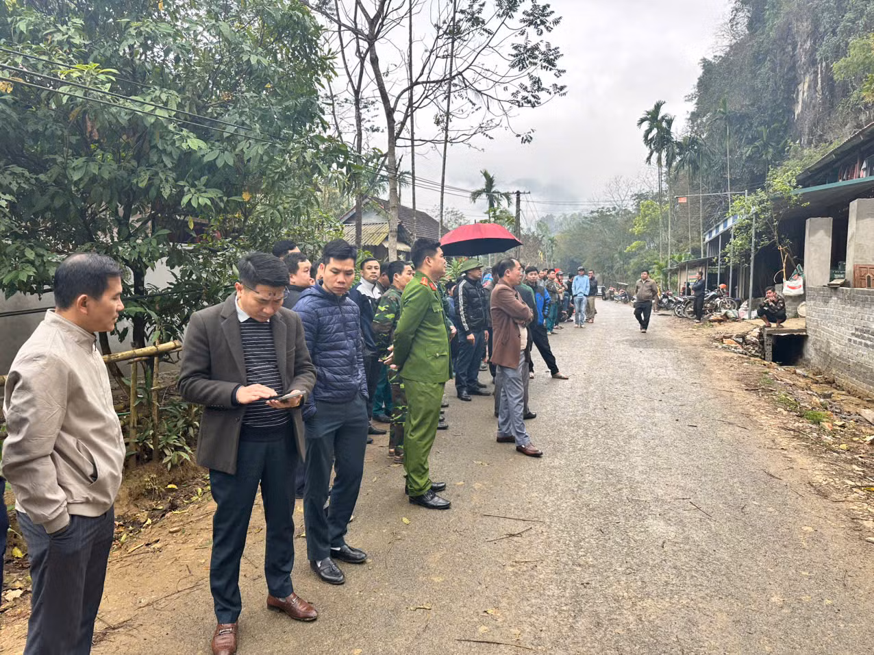 Khối đá hàng chục tấn rơi xuống khu dân cư trong đêm -0