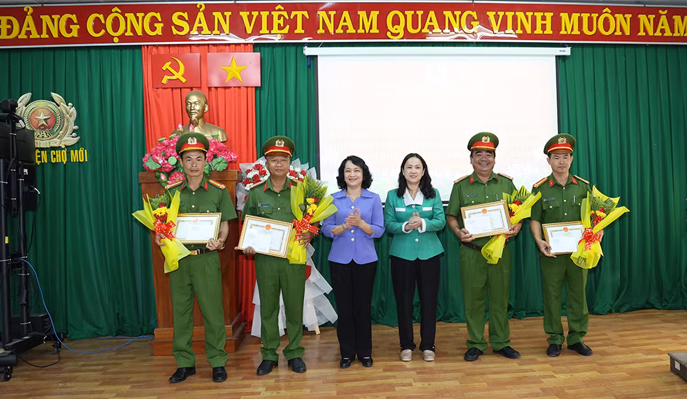 Trao thưởng các tập thể điều tra, khám phá nhanh vụ “Giết người, cướp tài sản” tại An Giang -0