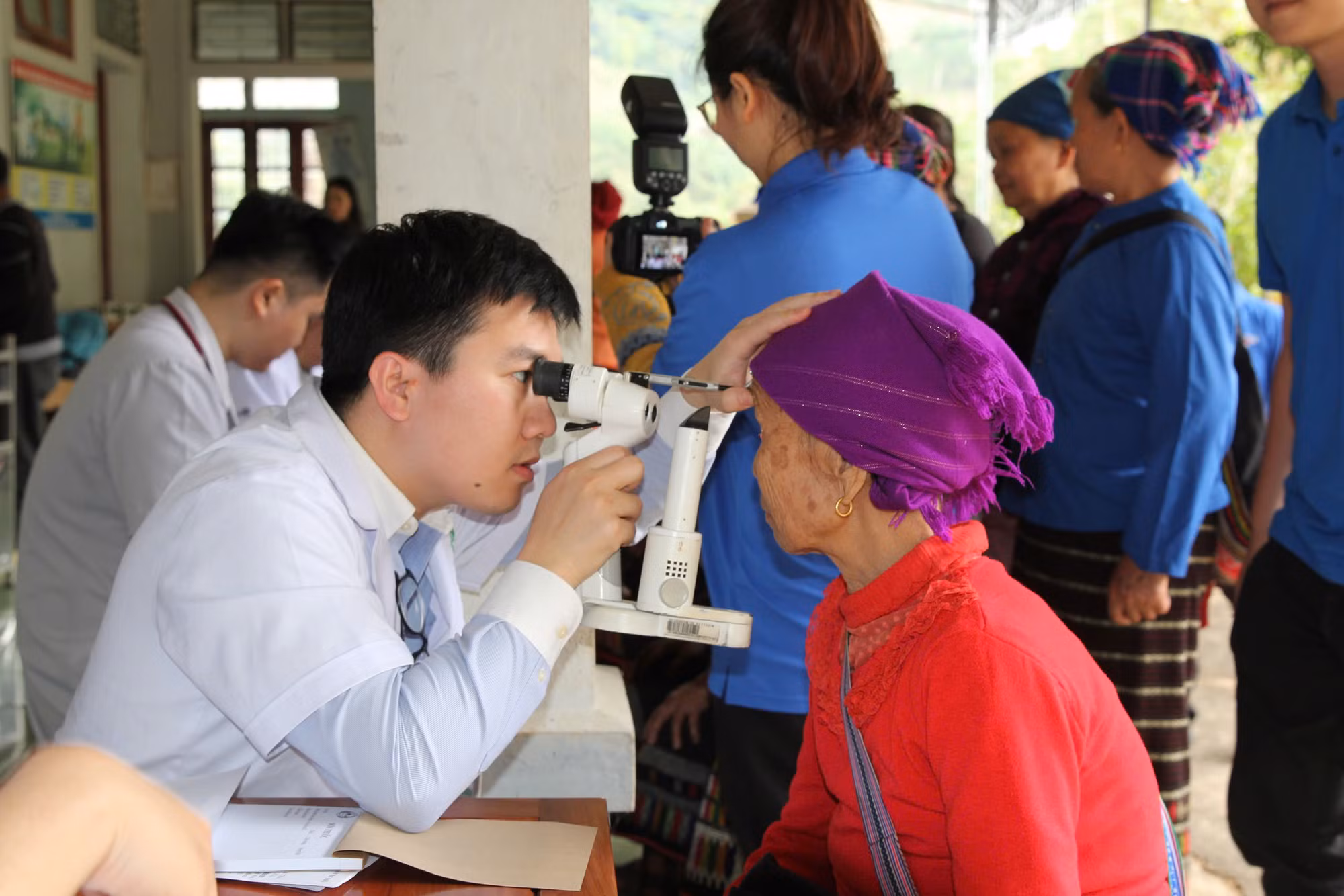 Khám bệnh, cấp phát thuốc miễn phí cho người nghèo, gia đình chính sách -0