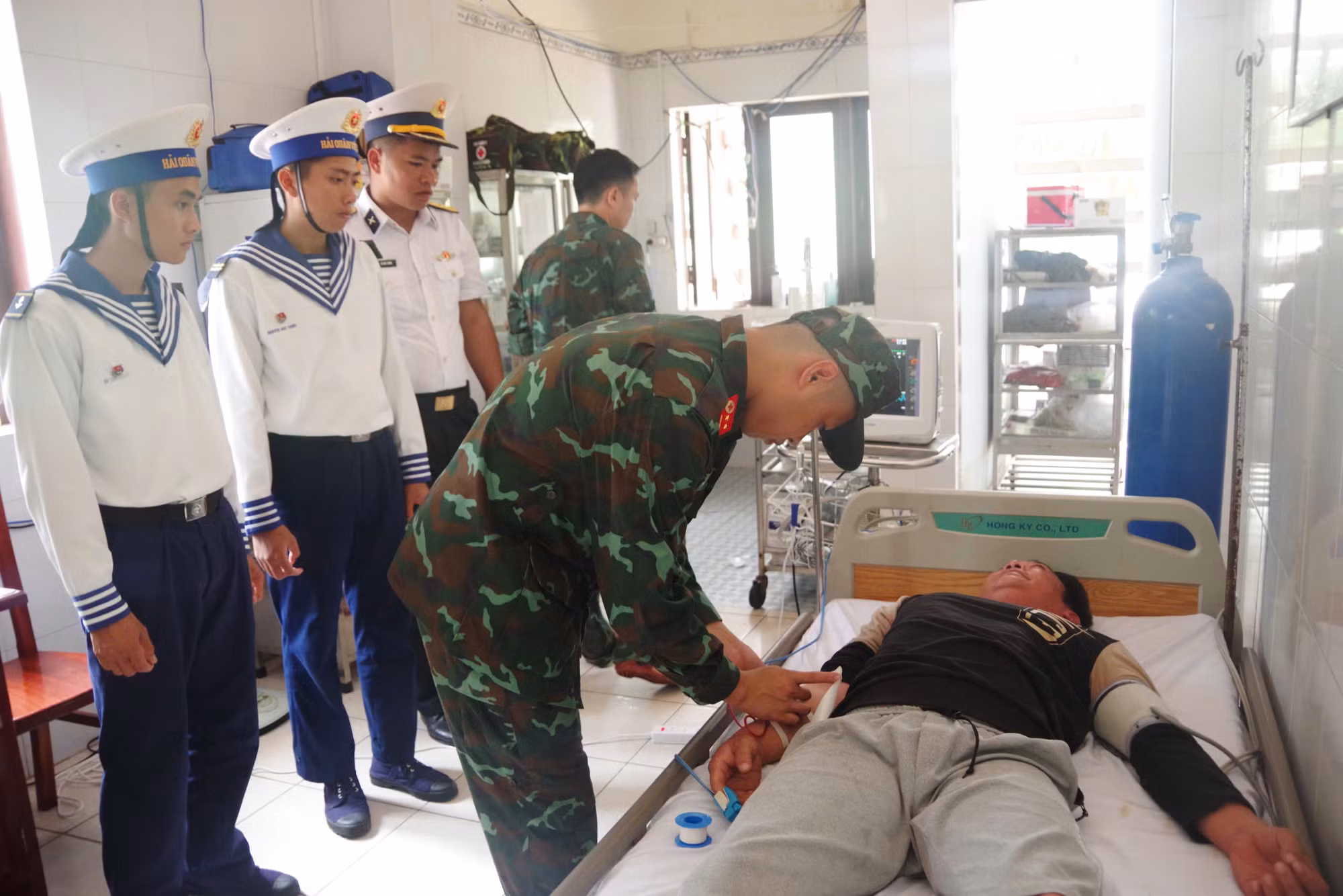  Cấp cứu thuyền trưởng tàu cá bị đột quỵ não ở Trường Sa -0