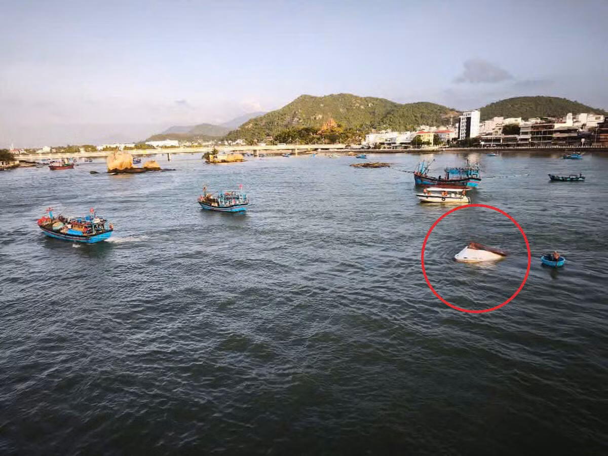  Nỗ lực tìm kiếm hai ngư dân mất tích ở cửa sông Cái Nha Trang -0