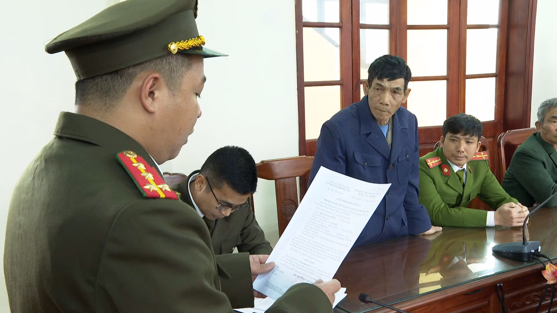 Khởi tố đối tượng sử dụng giấy tờ giả để hưởng chế độ chính sách -0