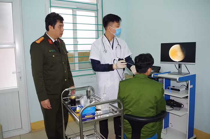 Những chiến sĩ Công an mang hai màu áo -0