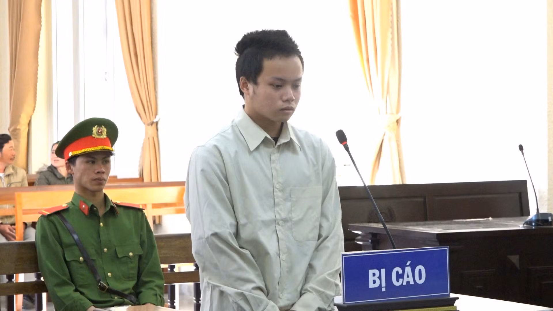 Án nặng cho bị cáo bênh mẹ đâm cha tử vong -0