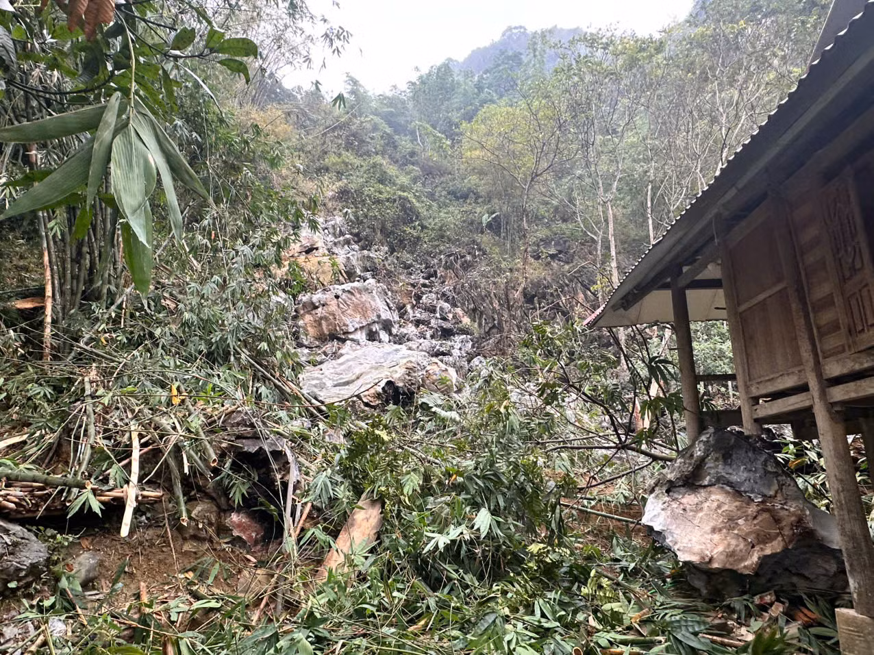 Khối đá hàng chục tấn rơi xuống khu dân cư trong đêm -0