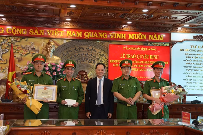 Chủ tịch tỉnh Lâm Đồng tặng Bằng khen cho lực lượng phá nhanh vụ cướp tiệm vàng -0
