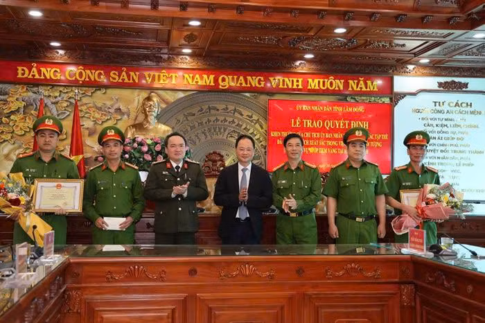 Chủ tịch tỉnh Lâm Đồng tặng Bằng khen lực lượng phá nhanh vụ cướp tiệm vàng -0