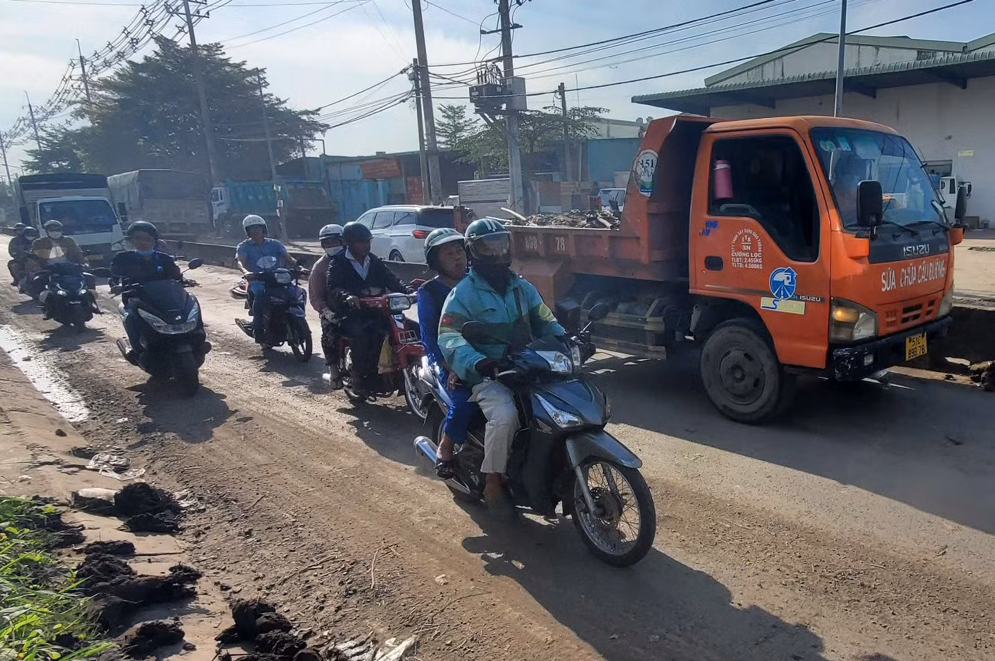 Truy tìm xe ben rơi vãi bùn đất trên đường khiến&nbsp;nhiều người điều khiển xe máy trượt ngã -0