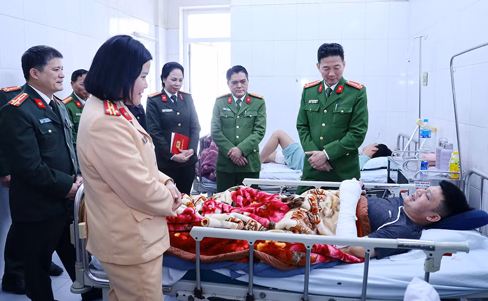 Thăm hỏi, động viên Đại úy Công an bị thương khi đang làm nhiệm vụ -0