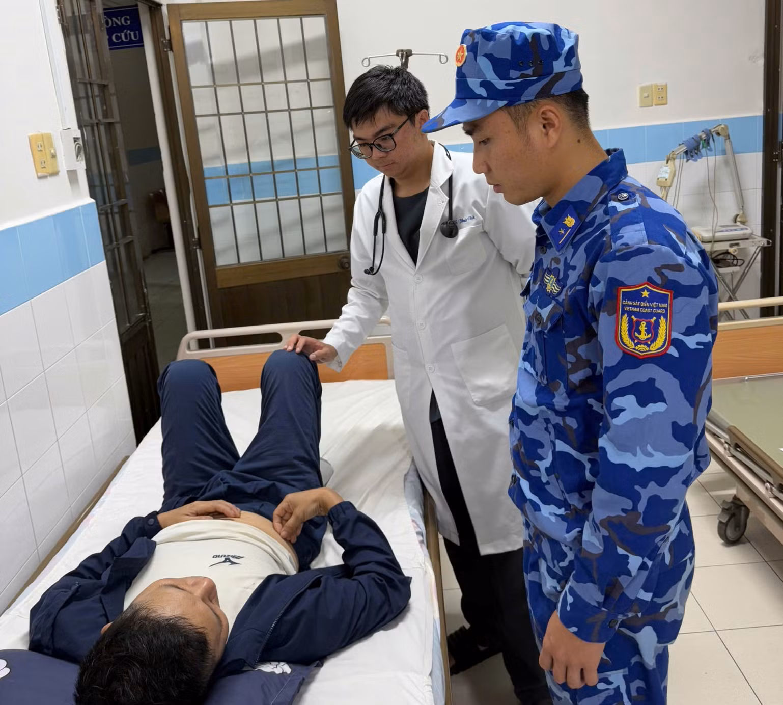 Tàu Cảnh sát biển kịp thời cấp cứu thuyền viên bị đau ruột thừa cấp trên biển -1