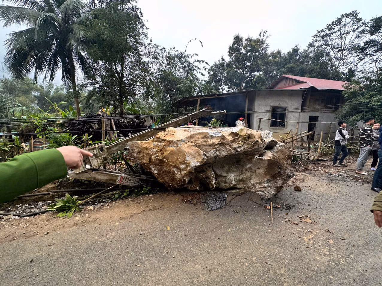 Khối đá hàng chục tấn rơi xuống khu dân cư trong đêm -0