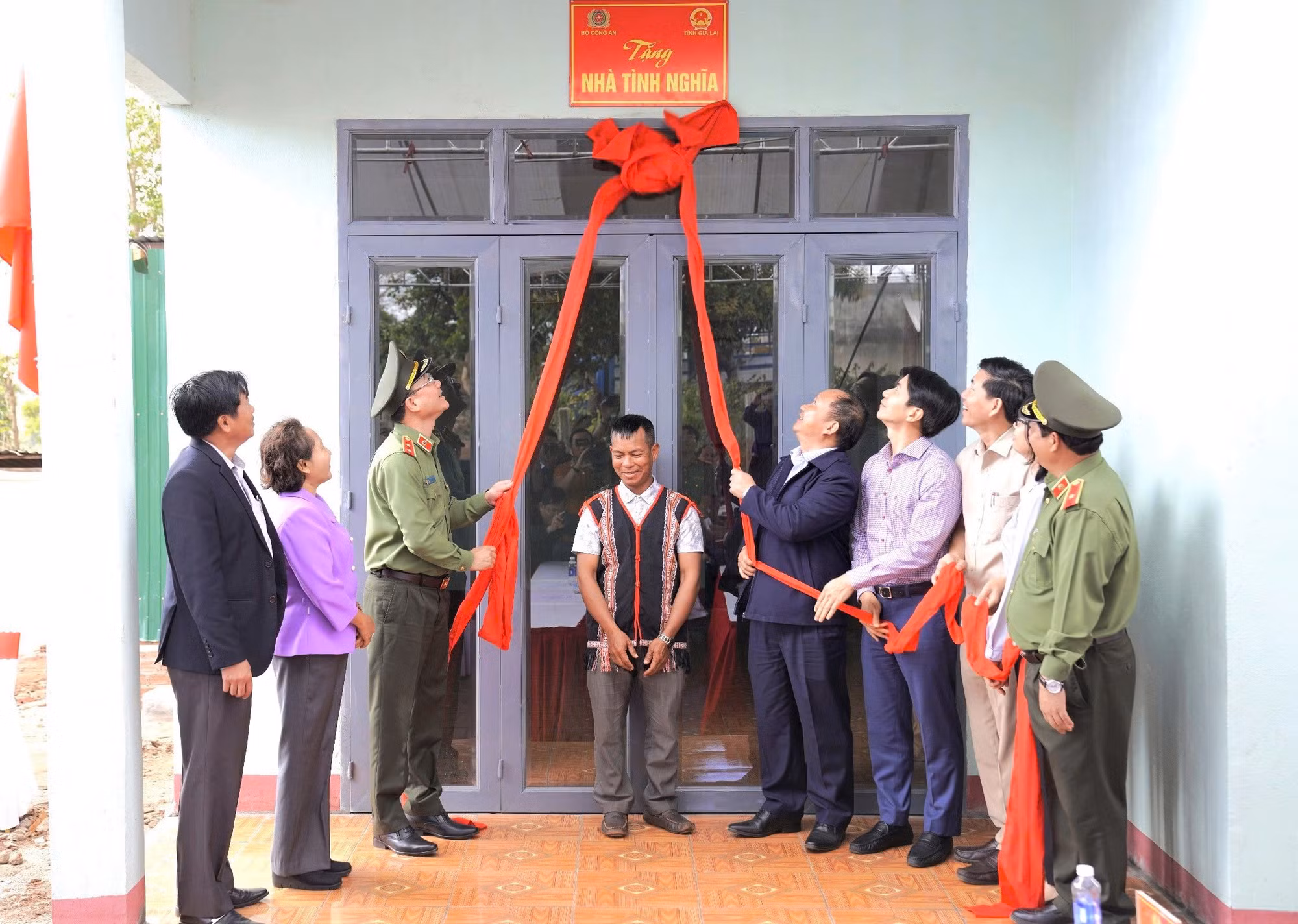 Trao tặng nhà mẫu và bàn giao kinh phí xây nhà cho hộ nghèo trên địa bàn tỉnh Gia Lai -0
