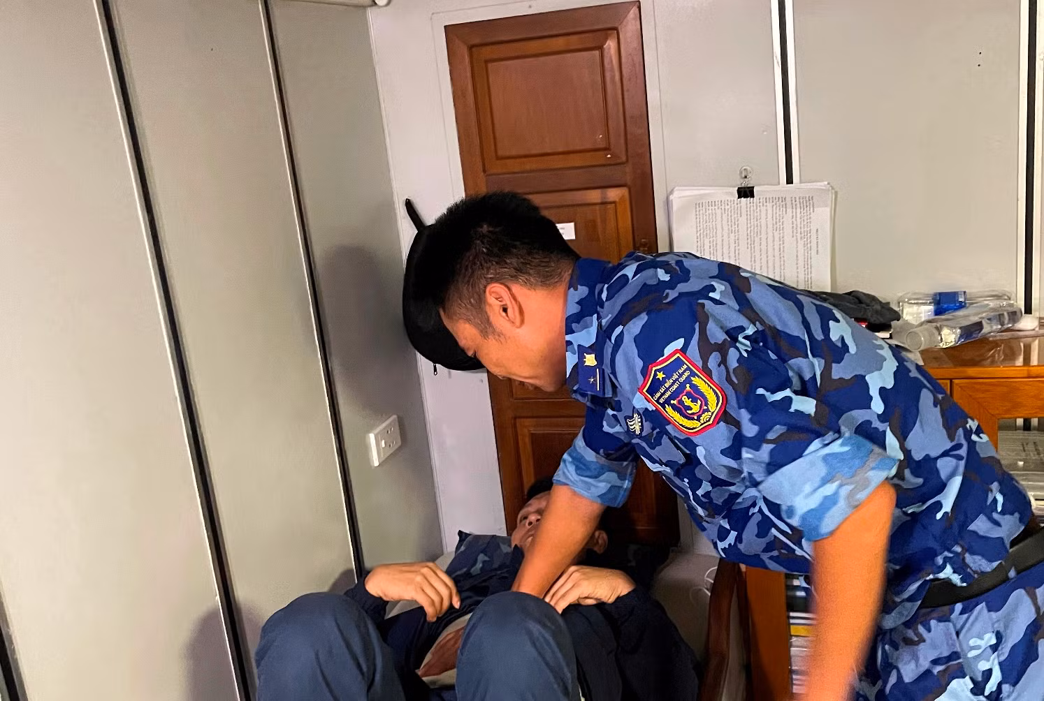 Tàu Cảnh sát biển kịp thời cấp cứu thuyền viên bị đau ruột thừa cấp trên biển -0
