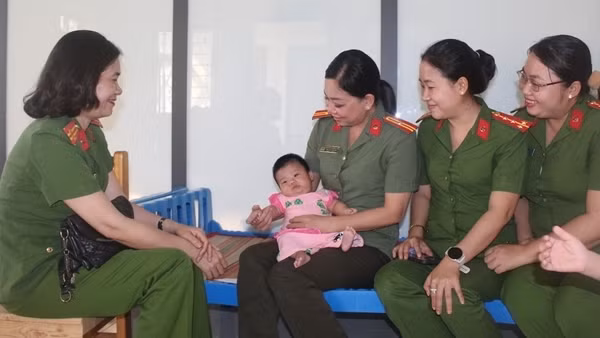 Phụ nữ Công an tỉnh Trà Vinh trao tiền hỗ trợ nạn nhân vụ mua bán người