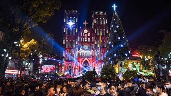 Người dân Hà Nội đón Giáng Sinh an lành