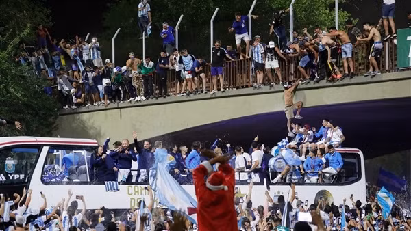 Biển người Argentina chào mừng những nhà vô địch World Cup tại Buenos Aires