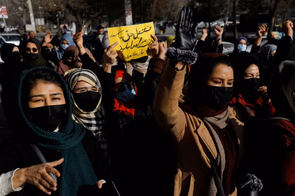 Mỹ đe dọa trừng phạt Taliban sau lệnh cấm phụ nữ học đại học -0