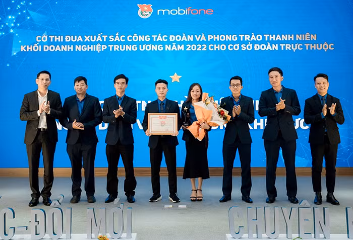 Đoàn MobiFone nhận Cờ thi đua xuất sắc công tác Đoàn và phong trào thanh niên năm 2022 -0